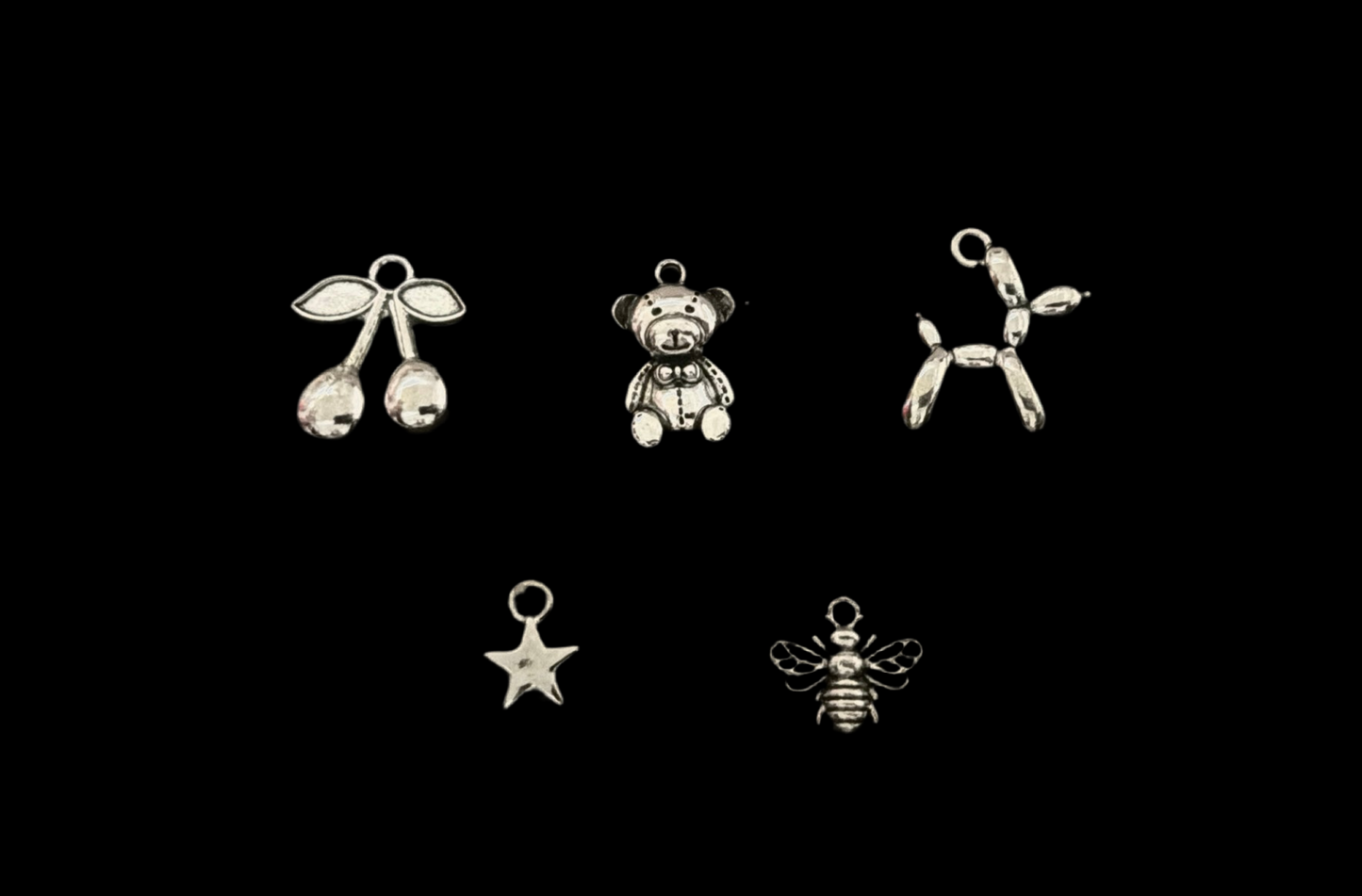 Charms plateados.