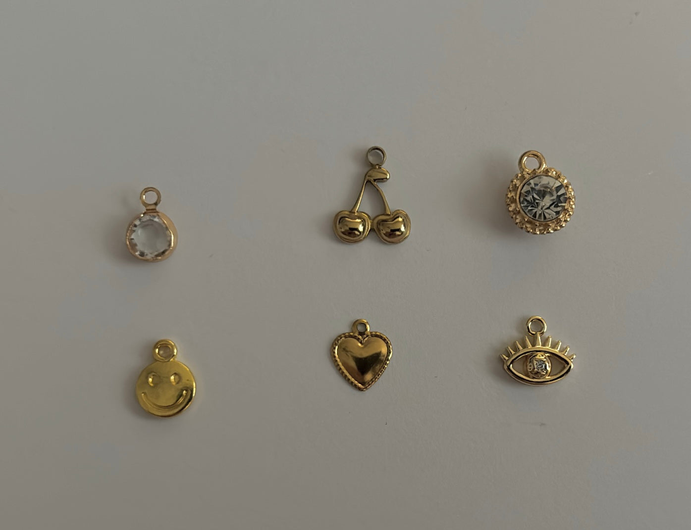 Charms dorados medianos.
