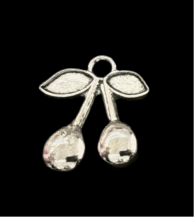 Charms plateados.