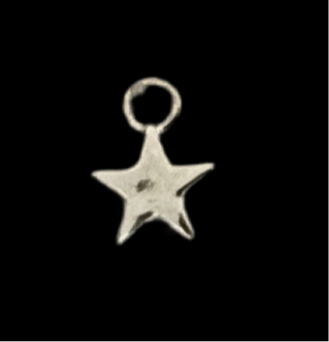 Charms plateados.