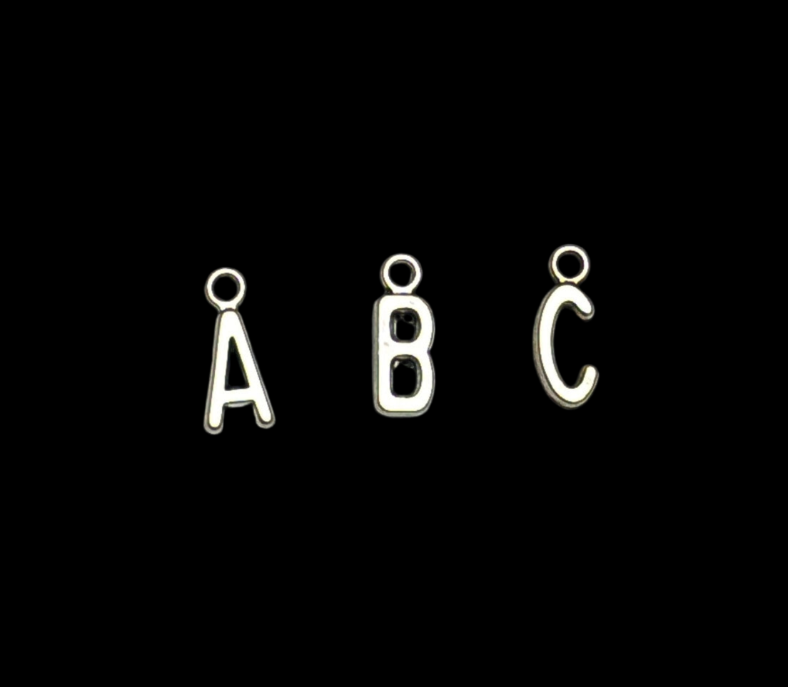 Charms letra plata.