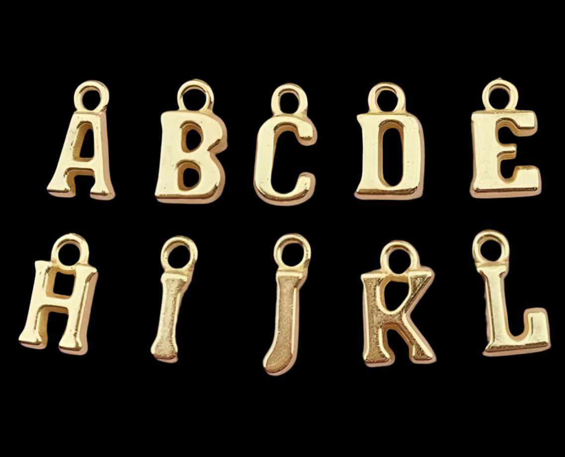 Charms letra dorada gruesa.