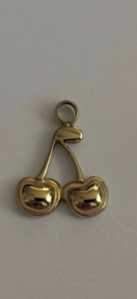 Charms dorados medianos.