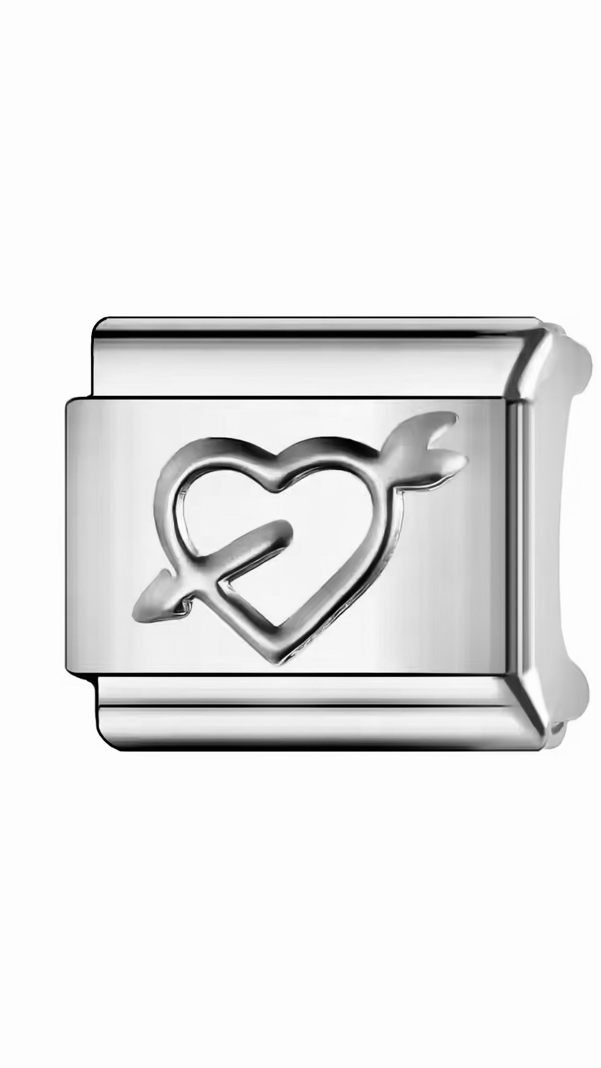Corazón flechado plateado